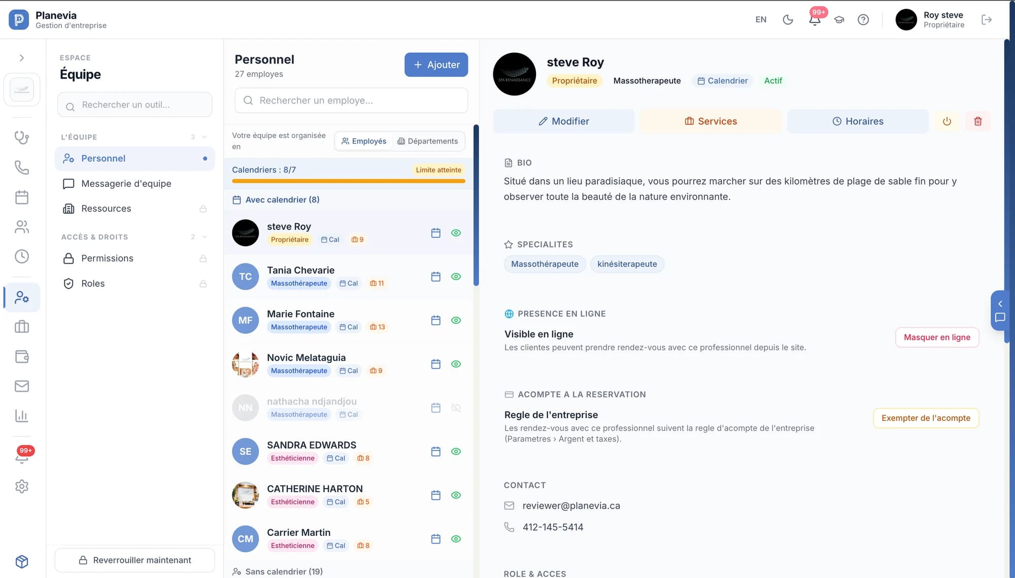 La liste du personnel dans Planevia, avec la fiche d’un praticien : rôle, spécialités, présence en ligne, horaires